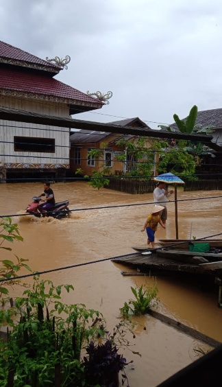 KEBANJIRAN : Tampak pemukiman warga di Desa Pimping yang mulai tergenang./YANCER UNTUK RADAR KALTARA