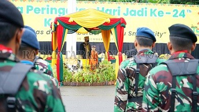 DIGELAR SEDERHANA: Wali Kota Tarakan, dr. Khairul, M.Kes, memimpin ucapara peringatan HUT Ke-24 Kota Tarakan, kemarin (15/12)./IFRANSYAH/RADAR TARAKAN
