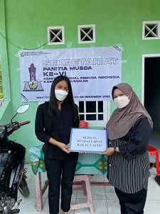 CALON TUNGGAL : Anna Bella Morizcha (kiri) saat menyerahkan berkas pendaftaran sebagai bakal calon ketua DPD KNPI Nunukan.