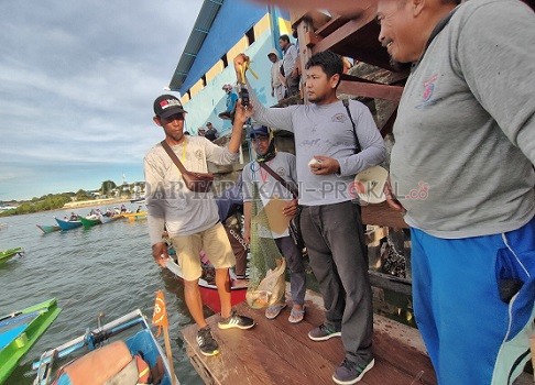 TENTUKAN PEMENANG: Panitia menimbang hasil tangkapan peserta lomba mancing di perairan pulau Sadau, Tarakan kemarin./IFRANSYAH/RADAR TARAKAN