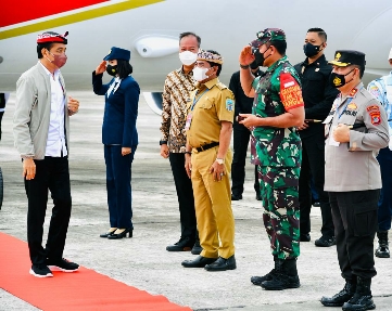 Kodim 0907 untuk Radar Tarakan.  Teks Foto: Presiden RI, Joko Widodo saat tiba di Bandara Anang Busra pada Selasa tadi.