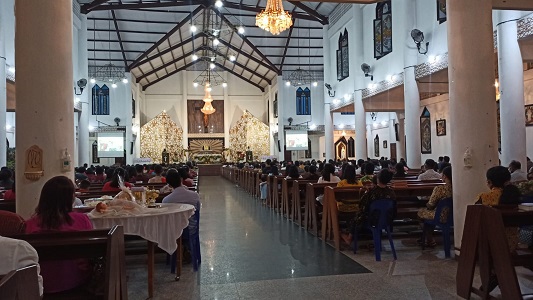 KHIDMAT: Misa Natal di Gereja Katolik Immakulata Tarakan, Jumat (24/12) malam. FOTO: AZWAR/RADAR TARAKAN