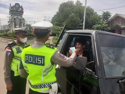 Hadi Aris Iskandar/Radar Kaltara TEGAKKAN PROKES : Satlantas Polres Malinau saat melakukan gelar razia masker dalam kegiatan Operasi Zebra pada November lalu di Kabupaten Malinau.