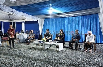 SILATURAHMI: Wakil Gubernur Kaltara Yansen TP bersama istri mendengarkan sambutan Ketua RW 35 Tanjung Selor Hilir, H. Sukardin dalam acara silaturahmi keluarga besar Yansen TP dengan ketua RW, RT dan tetangganya, Senin malam (20/12). FOTO: AGUSSALAM SANIP