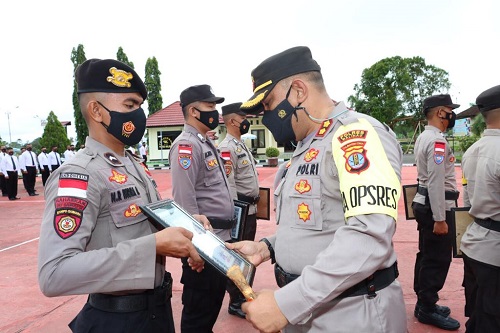 Hadi Aris Iskandar/Radar Tarakan Foto :  JADIKAN MOTIVASI: Kapolres Malinau AKBP Reza Pahlevi saat memberikan penghargaan kepada personel Polres Malinau yang berprestasi.
