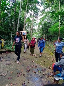 KUNJUNGI TEMPAT WISATA: Habiskan libur awal tahun 2022, warga penuhi beberapa tempat wisata di Tana Tidung seperti yang terjadi Sabtu (1/1) kemarin./RIKO/RADAR TARAKAN
