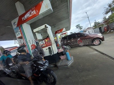 KEBUTUHAN DASAR: BBM jenis pertalite masih tersedia di SPBU, meskipun jenis premium sudah dialihkan ke BBM yang lebih ramah lingkungan./PIJAI PASARIJA/RADAR KALTARA