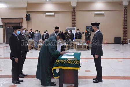 PELANTIKAN: Bupati Malinau, Wempi Wellem Mawa saat melantik dan pengambilan sumpah janji penyetaraan jabatan pengawas eselon IV ke dalam jabatan fungsional di lingkungan Pemkab Malinau./HADI ARIS ISKANDAR/RADAR KALTARA