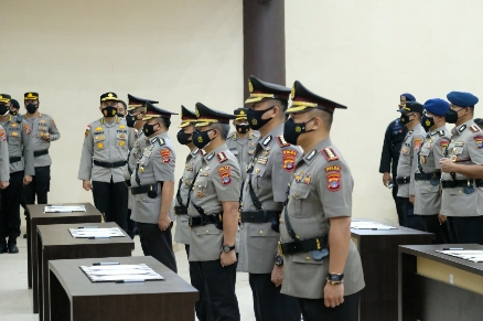 POLDA KALTARA UNTUK RADAR KALTARA  PENYEGARAN: Serah terima jabatan lima PJU di Polda Kaltara yang dihadiri langsung Kapolda Kaltara Irjen Pol Bambang Kristiyono kemarin. 