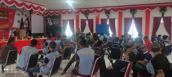 PEREKAMAN: Petugas Disdukcapil Nunukan melakukan perekaman kepada warga binaan Lapas Nunukan./LAPAS NUNUKAN