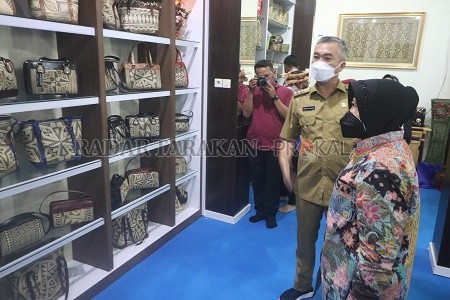 Menteri Sosial, Tri Rismaharini saat berkunjung salah satu Show Room yang menjual produk-produk kerajinan lokal khas Kabupaten Malinau. FOTO: HADI ARIS ISKANDAR/RADAR TARAKAN