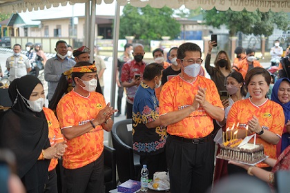 KEJUTAN: Bersamaan dengan peluncuran aplikasi ojek online buatan pemuda Kaltara, Wagub Kaltara Yansen TP dapat ucapan selamat ulang tahun ke-62 dari Gubernur Kaltara Zainal Arifin Paliwang dan tamu undangan.