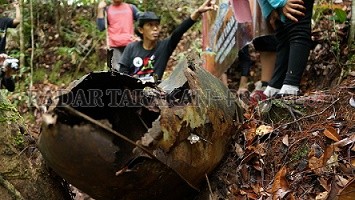 BERKARAT: Kondisi serpihan bangkai pesawat eks Jepang di hutan Juata Kerikil. FOTO: IFRANSYAH/RADAR TARAKAN