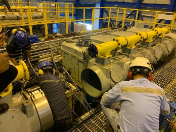 TEKS FOTO: PEMBANGKIT: PT PLN (Persero) berkomitmen untuk terus meningkatkan penggunaan produk-produk hasil industri dalam negeri. Kegiatan predictive maintanance 6000 Jam.