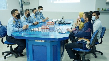 PERERAT SILATURAHMI: Kepala Kantor Imigrasi Tarakan, Andi Mario, S.H, M.H, bersama jajaran berdiskusi dengan Direktur Radar Tarakan, Anthon Joy Nahampun dan jajaran Gedung Silver Radar Tarakan, Selasa (18/1). FOTO: IFRANSYAH/RADAR TARAKAN