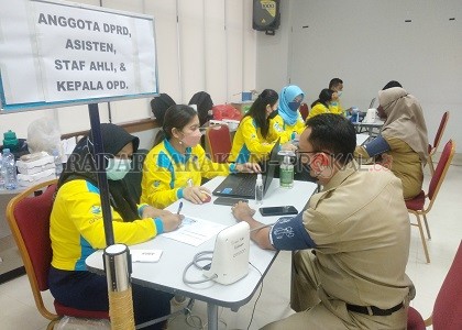 SKRINING KESEHATAN: Pelaksanaan vaksinasi terus dilakukan sebagai upaya memutus rantai penularan Covid-19./IWAN KURNIAWAN/RADAR KALTARA