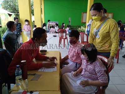 ANTISIPASI COVID-19: Pelajar di Bulungan mengikuti skrining kesehatan sebelum mendapatkan suntikan vaksin./PIJAI PASARIJA/RADAR KALTARA