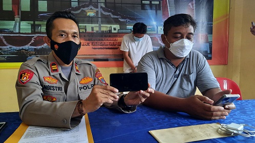 TERCIDUK: Kapolsek Tarakan Barat Iptu Angestri memperlihatkan HP yang menjadi barang bukti yang dicuri MF.