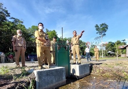 TINJAU LOKASI: Bupati Bulungan, Syarwani bersama beberapa OPD terkait meninjau lokasi pengembangan kawasan Hutan Kota Bunda Hayati, Tanjung Selor./PIJAI PASARIJA/RADAR KALTARA