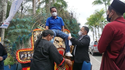 DIBIKIN KAGET: Dirut Radar Banjarmasin H Suriansyah Achmad saat menaiki Reog yang didatangkan manajemen Grand Dafam Q Hotel Banjarbaru.  FOTO-FOTO: RAHMAT