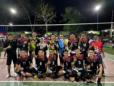 TIM TERBAIK:  Bupati Nunukan Hj. Asmin Laura Hafid bersama suami Andi Muhammad Akbar, dan Sekkab Nunukan Serfianus saat foto bersama dengan Pgs. Pemimpin PT. BPD Kaltim Kaltara Kantor Cabang Nunukan, Harun serta sang juara Tim Bankaltimtara.
