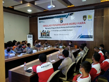 DOBIE STEVEN/RADAR TARAKAN  SOSIALISASI: Ditpamobvit Polda Kalimantan Utara (Kaltara) memberikan materi tentang simulasi penanganan huru hara kepada sakuriti di kantor PT. PLN (Persero) UPDK Tarakan, Kamis (17/2)