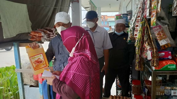 CEK LAPANGAN: Anggota DPRD Nunukan melakukan sidak di salah satu pasar untuk memastikan ketersediaan minyak goreng. /Riko Aditya/RADAR TARAKAN
