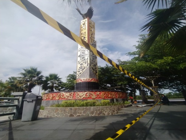DIDUGA FAKTOR ALAM: Petugas memberikan garis pembatas mencegah terjadinya kerusakan susulan yang dapat menimpa warga saat di lokasi.  (RACHMAD RHOMADHANI/RADAR KALTARA)