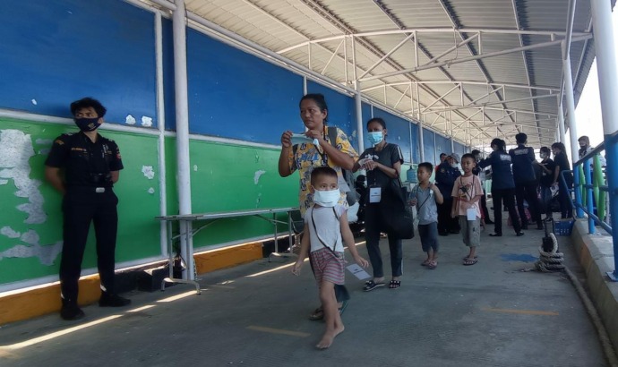TIBA DI TANAH AIR: Ratusan deportan tiba di Pelabuhan Tunon Taka dengan menumpangi KM Mid East Express 1, Kamis (31/03/2022).(Foto: Asrullah/Radar Tarakan)