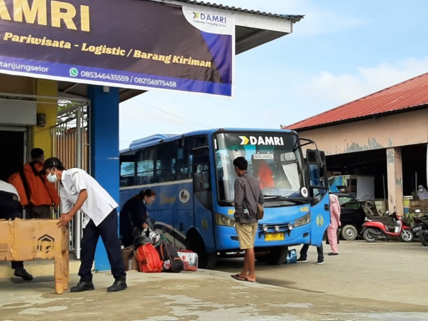 BUS DAMRI: Aktivitas masyarakat di terminal saat bus Damri rute Malinau-Tanjung Selor sebelum berangkat. (RADAR TARAKAN)