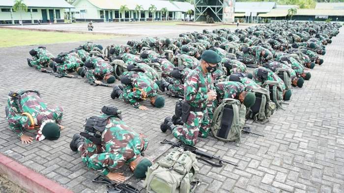 PULANG DENGAN SELAMAT: Prajurit Yonif 613/RJA saat tiba di markas usai penugasan dari Papua, Rabu (13/4). Foto kanaPULANG DENGAN SELAMAT: Prajurit Yonif 613/RJA saat tiba di markas usai penugasan dari Papua, Rabu (13/4).  IFRANSYAH/RADAR TARAKAN n, Praka