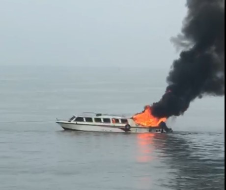 TERBAKAR: Salah satu spedboat kembali terbakar di daerah belakang Ramayana Lama, Kelurahan Sebengkok. (Istimewa)