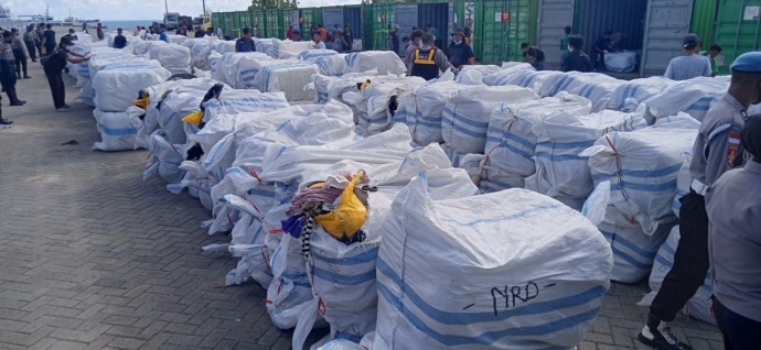 DIPERIKSA SATU PERSATU: Sebanyak 17 kontainer yang sebagian besar berisi pakaian bekas digeledah di Pelabuhan Malundung, Tarakan, Kaltara, Jumat (6/5). (FOTO: GUNTUR/RADAR TARAKAN)