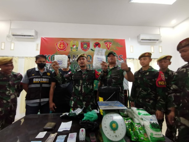 CAPAIAN TERBESAR: Satgas Pamtas Yonarmed 18/Komposit Buritkang pernah mengamankan kurir sabu yang hendak diselundupkan ke Sulawesi Selatan dengan berat 2 kilogram. (DOKUMEN/RADAR TARAKAN)