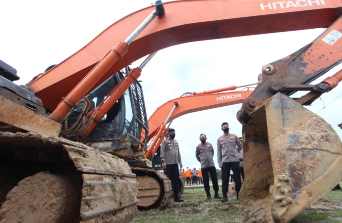 BARANG BUKTI: Kapolda Kaltara, Irjen Pol Daniel Adityajaya didampingi sejumlah pejabat utama Polda Kaltara menunjukkan barang bukti kasus tambang emas ilegal yang diamankan dari Sekatak, Bulungan di Mapolda Kaltara, Senin (9/5). (FOTO: RACHMAD RAMADHANI/R