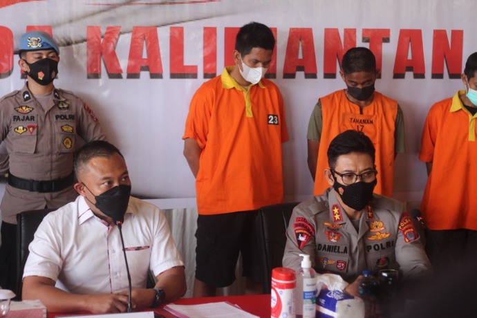 PASRAH: HSB, oknum polisi yang diduga terlibat menjalankan tambang emas ilegal di Sekatak, Bulungan bersama 4 tersangka lain dihadirkan pada jumpa pers di Mapolda Kaltara, Senin (9/5). FOTO: RACHMAD RHOMADHANI/RADAR TARAKAN