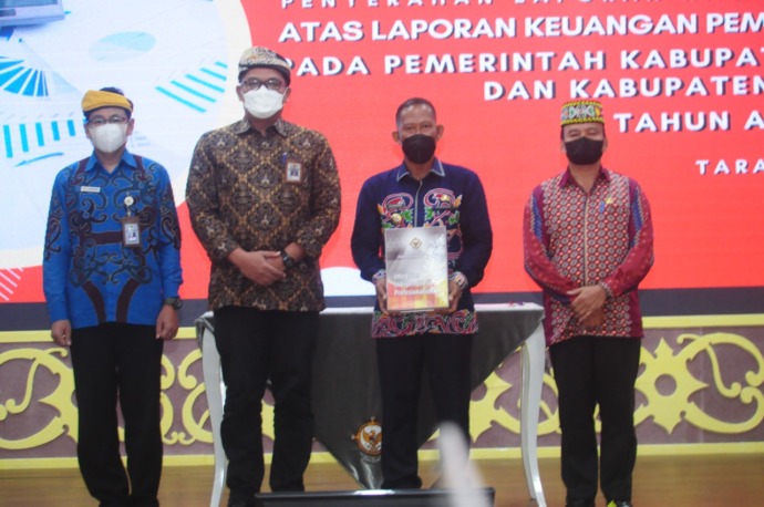 TERIMA PENGHARGAAN: Kepala BPK Perwakilan Kaltara, Arief Fadillah menyerahkan penghargaan opini WTP kepada Bupati Bulungan, Syarwani, Selasa (17/5). FOTO: ISTIMEWA