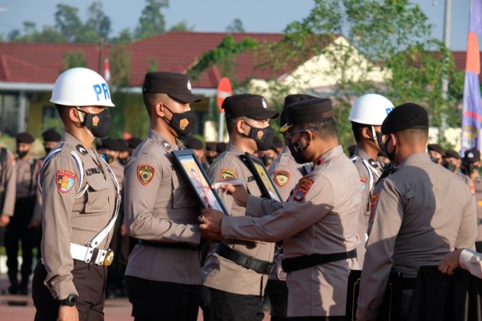 SANKSI TEGAS: Upacara pemberhentian dengan tidak hormat (PTDH) bagi personel Polda Kaltara yang melakukan pelanggaran, di Lapangan Apel Mapolda Kaltara, Senin (8/8).(IST)