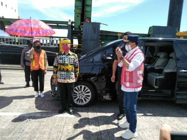 TINJAU PELABUHAN: Menteri Perhubungan, Budi Karya saat tiba di Pelabuhan Malundung Tarakan disambut Wali Kota Tarakan. (Yedidah Pakondo/Radar Tarakan)