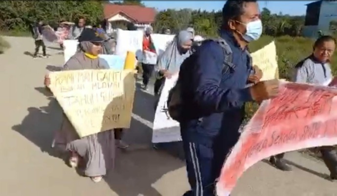 TUNTUTAN: Aksi para guru dan siswa yang menolak Kepala SMAN 1 TPT di Salimbatu, Jumat (2/9). (ISTIMEWA)