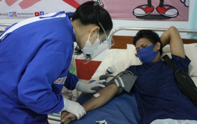 BERDONOR: Proses donor darah oleh petugas PMI kepada pendonor. FOTO: IFRANSYAH/RADAR TARAKAN