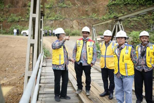 TINJAUAN LAPANGAN: Tim Pemantau dan Evaluasi Proyek Strategis Nasional (TPE-PSN) Kementerian Pekerjaan Umum dan Perumahan Rakyat (Kemen-PUPR) meninjau sejumlah proyek strategis di Kalimantan Utara, Rabu (21/9). FOTO: ISTIMEWA