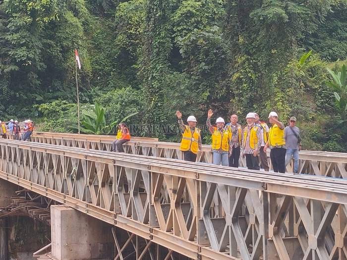 Peninjauan pembangunan jalan dan jembatan Malinau menuju Krayan.