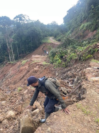 (IST) PERALIHAN: Kondisi jalan penghubung ke wilayah Krayan yang putus akibat longsor pada awal bulan lalu.