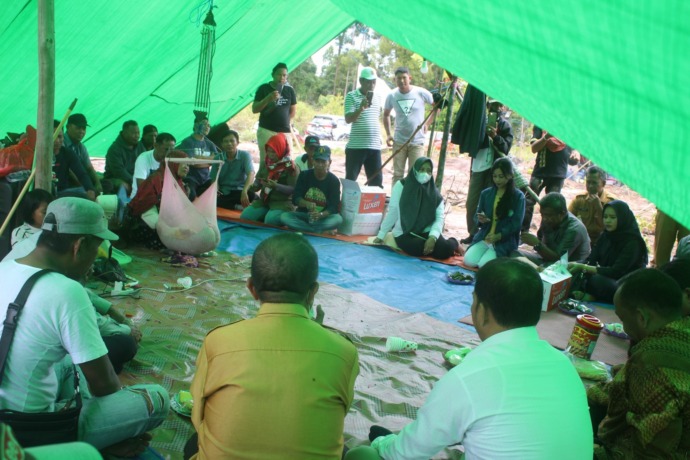 SENGKETA: Warga saat berkemah di atas lahan yang disengketakan di Bumi Perkemahan Binalatung, 26 September 2022 lalu. (FOTO: AGUS DIAN ZAKARIA/RADAR TARAKAN)