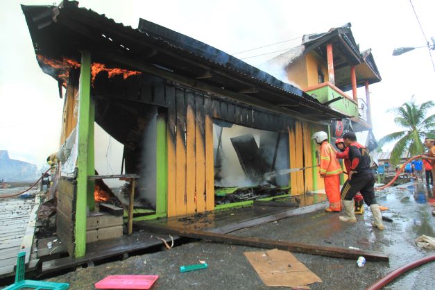 PENANGANAN DARURAT: Kejadian kebakaran di Tarakan dari Januari hingga September tahun ini cukup banyak. (FOTO: IFRANSYAH/RADAR TARAKAN)