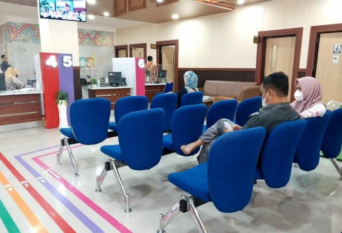 MENINGKAT: Warga Nunukan terlihat sedang mengantre pembuatan paspor. (FOTO: DOK IMIGRASI)