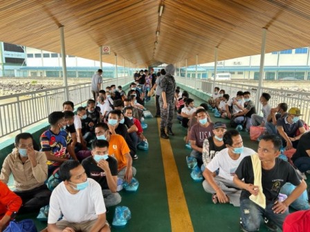 DIKEMBALIKAN: Ratusan PMI tiba di Pelabuhan Tunon Taka setelah dideportasi pemerintah Malaysia karena sejumlah pelanggaran. (FOTO: ASRULLAH/RADAR TARAKAN)
