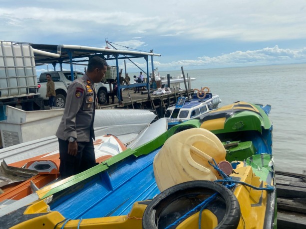 BARANG BUKTI: Dua badan speedboat laka laut yang diamankan oleh Polair Polres Tarakan. (FOTO: ELIAZAR/RADAR TARAKAN)