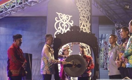 HADI ARIS/RADAR TARAKAN    RESMI DIBUKA: Bupati Malinau Wempi Wellem Mawa saat memukul gong menandakan bahwa kegiatan HUT KE-23 Kabupaten Malinau  resmi dibuka.